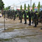 Dandim 1707 Merauke, Letkol Inf Bayu Kriswandito sedang memberikan arahan kepada puluhan prajurit TNI yang akan diberangkatkan membangun rumah warga di Mappi dalam program TMMD – Surya Papua/IST