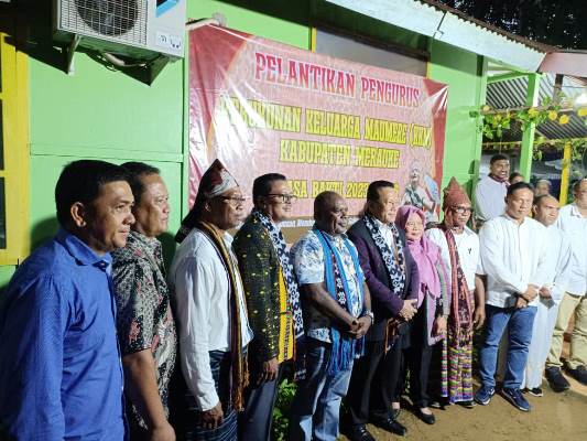 Foto bersama dengan Bupati Merauke, Romanus Mbaraka usai pengukuhan pengurus KKM – Surya Papua/Frans Kobun