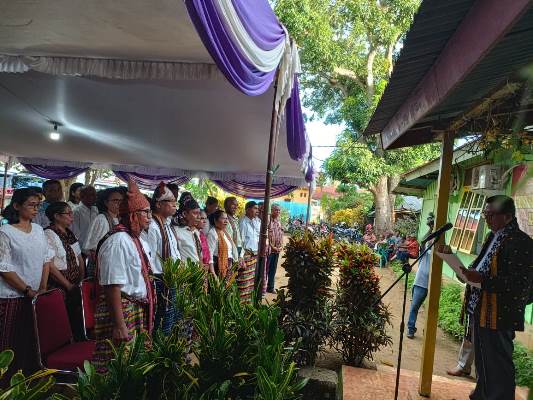 Pengukuhan pengurus Kerukunan Keluarga Maumere oleh Ketua Flobamora Kabupaten Merauke, Arnoldus Moda – Surya Papua/Frans Kobun