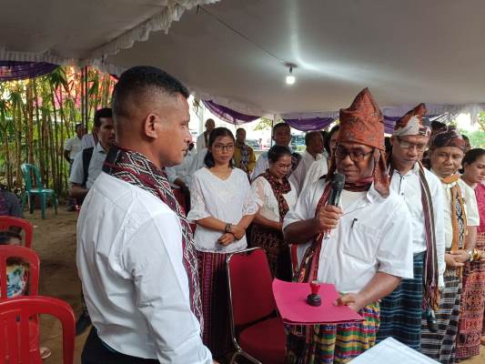 Ketua Kerukunan Keluarga Maumere Kabupaten Merauke, Kanisius Koung sedang menerima dokumen dari ketua lama, Arnold Rudolf – Surya Papua/Frans Kobun