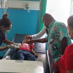Bupati Merauke, Romanus Mbaraka sedang mengunjungi pasien di RSUD Merauke – Surya Papua/Frans Kobun