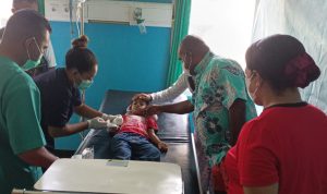Bupati Merauke, Romanus Mbaraka sedang mengunjungi pasien di RSUD Merauke – Surya Papua/Frans Kobun