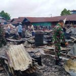Babinsa bersama masyarakat sedang membersihkan puing-puing dari kebakaran pasar – Surya Papua/IST