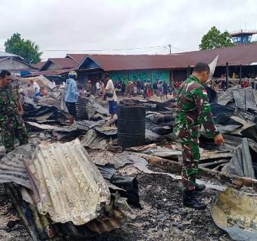 Babinsa bersama masyarakat sedang membersihkan puing-puing dari kebakaran pasar – Surya Papua/IST