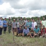 Masyarakat sedang foto bersama dengan pihak perusahan dan Dandim 1711 Boven Digoel – Surya Papua/IST