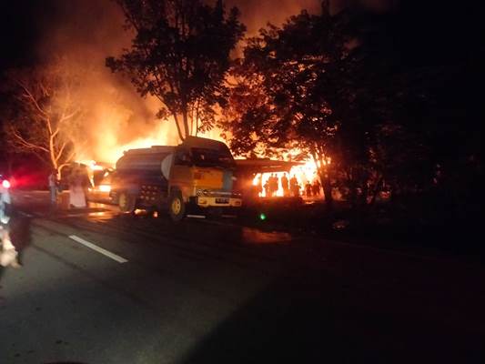 Kebakaran rumah yang terjadi di jalan poris Marga Mulya, Distrik Tanah Miring, Kabupaten Merauke – Surya Papua/IST