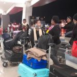 Belasan anak Marind yang sedang berada di Bandara Soekarno Hatta untuk siap terbang tadi pagi – Surya Papua/IST