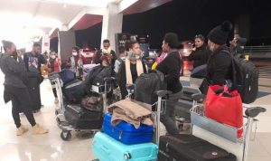 Belasan anak Marind yang sedang berada di Bandara Soekarno Hatta untuk siap terbang tadi pagi – Surya Papua/IST