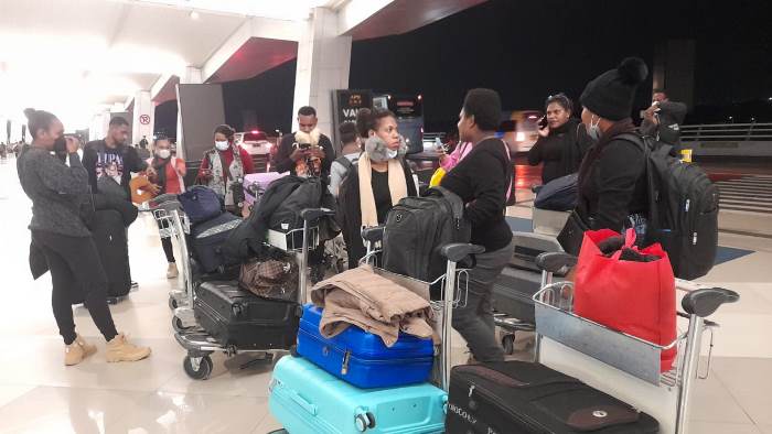 Belasan anak Marind yang sedang berada di Bandara Soekarno Hatta untuk siap terbang tadi pagi – Surya Papua/IST