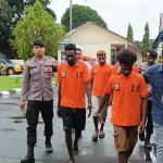 Sejumlah pelaku pemalakan terhadap seorang ibu di Jalan Irian Seringgu – Surya Papua/Yulianus Bwariat