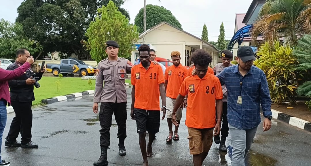 Sejumlah pelaku pemalakan terhadap seorang ibu di Jalan Irian Seringgu – Surya Papua/Yulianus Bwariat