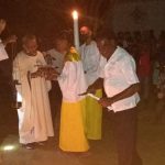 Pastor Pius Oematan, Pr sedang membakar lilin Paskah – Surya Papua/Frans Kobun