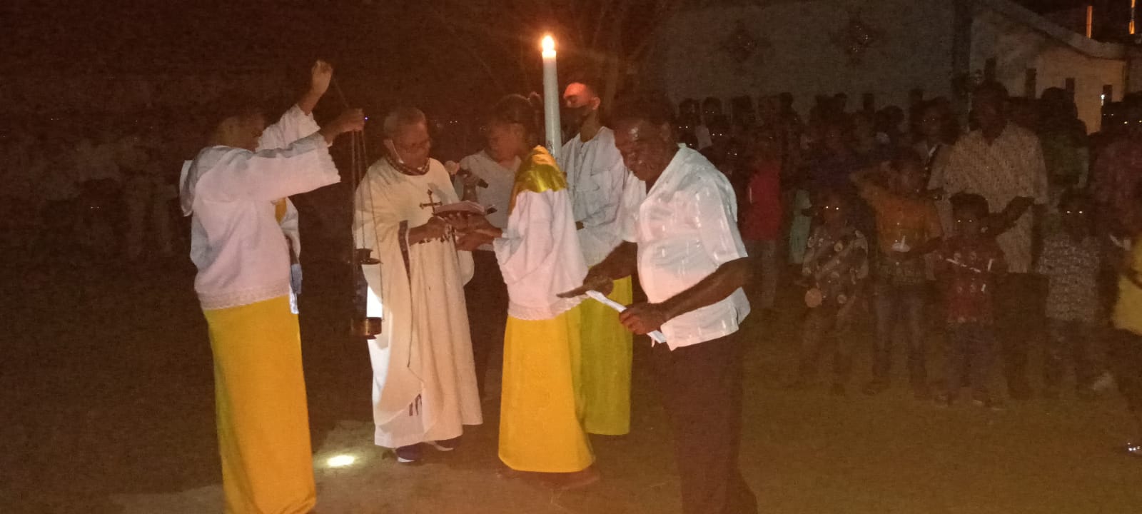 Pastor Pius Oematan, Pr sedang membakar lilin Paskah – Surya Papua/Frans Kobun