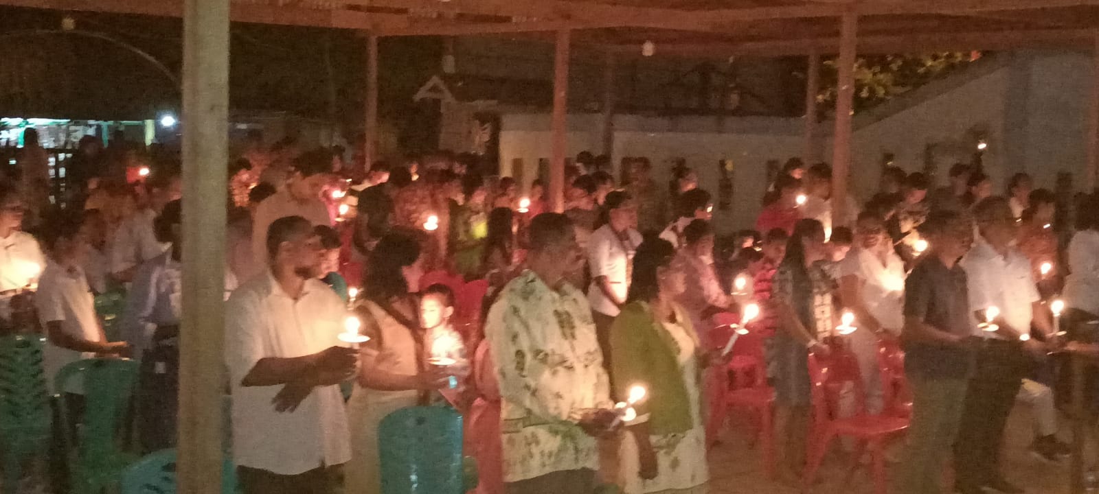 Lilin-lilin kecil yang dinyalahkan umat setelah lilin Paskah di arak – Surya Papua/Frans Kobun