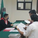 Kuasa hukum pemohon, Betsy Imkotta, SH dan Edwardus D Sakhti, SH di meja majelis hakim sedang melihat surat yang diserahkan termohon – Surya Papua/Frans Kobun