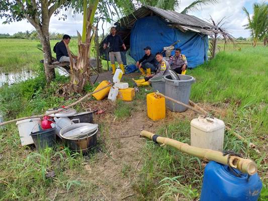 Sejumlah peralatan yang diamankan aparat kepolisian setelah melakukan operasi lokasi pabrik sopi – Surya Papua/IST