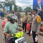 Kapolres Merauke, AKBP Sandi Sultan menenteng takjil sekaligus membagikan kepada masyarakat – Surya Papua/Frans Kobun