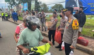 Kapolres Merauke, AKBP Sandi Sultan menenteng takjil sekaligus membagikan kepada masyarakat – Surya Papua/Frans Kobun