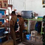 Babinsa bersama petugas kesehatan Sota sedang melakukan pemeriksaan makanan di sejumlah kios – Surya Papua/IST