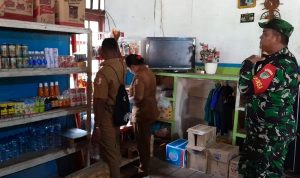 Babinsa bersama petugas kesehatan Sota sedang melakukan pemeriksaan makanan di sejumlah kios – Surya Papua/IST