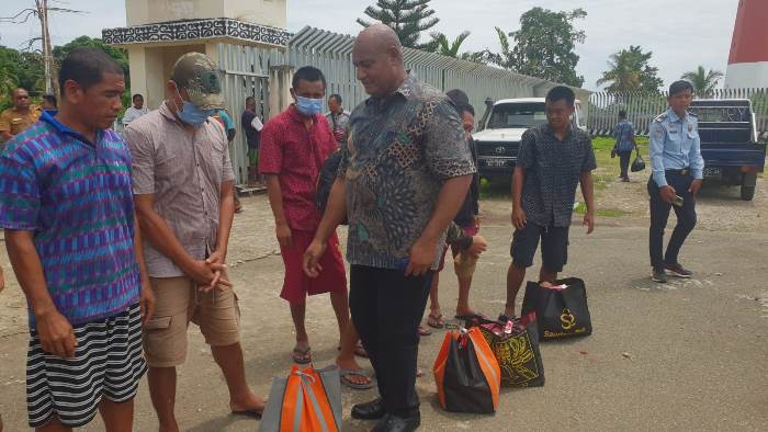 Kepala Badan Perbatasan Kabupaten Merauke, Rekianus Samkakai sedang menyapa delapan nelayan – Surya Papua/IST