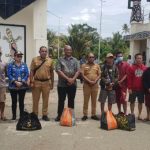 Foto bersama perwakilan Kemenlu dan pejabat dari PNG dengan delapan nelayan di PLBN Skouw – Surya Papua/IST