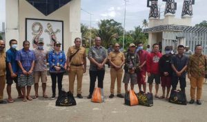 Foto bersama perwakilan Kemenlu dan pejabat dari PNG dengan delapan nelayan di PLBN Skouw – Surya Papua/IST