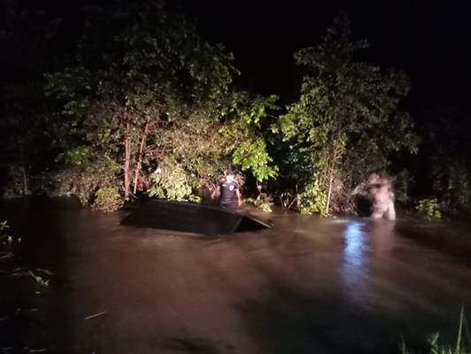 Mobil avansa yang terseret air sungai sunup hingga mengakibatkan lima orang tewas – Surya Papua/IST