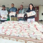 susu Bantuan beras yang diserahkan untuk umat di Paroki St. MIkhael Kuda Mati – Surya Papua/Yulianus Bwariat