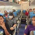 Delapan nelayan Merauke saat tiba dengan pesawat di Bandara Port Moresby – Surya Papua/IST