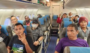 Delapan nelayan Merauke saat tiba dengan pesawat di Bandara Port Moresby – Surya Papua/IST