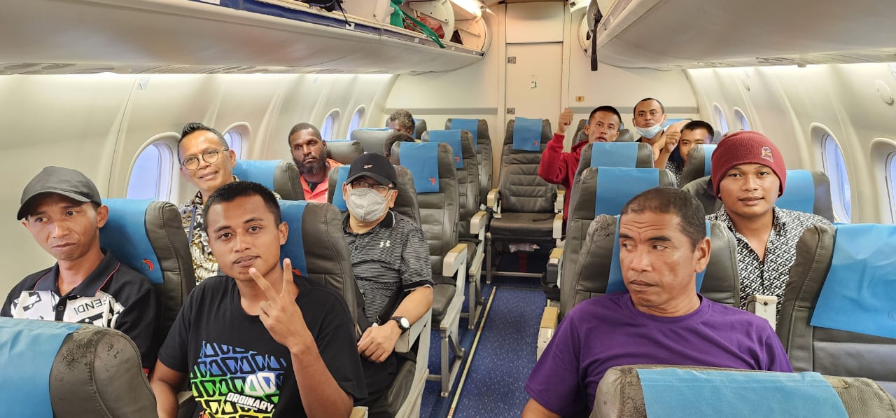 Delapan nelayan Merauke saat tiba dengan pesawat di Bandara Port Moresby – Surya Papua/IST