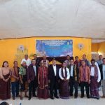 urus satu Pengurus Ikatan Keluarga Lamaholot Kabupaten Merauke foto bersama dengan Ketua Flobamora Provinsi Papua, Sulaeman Hamzah – Surya Papua/Frans Kobun