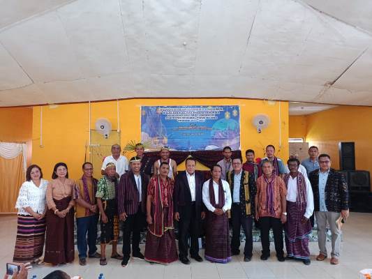 Pengurus Ikatan Keluarga Lamaholot Kabupaten Merauke foto bersama dengan Ketua Flobamora Provinsi Papua, Sulaeman Hamzah – Surya Papua/Frans Kobun