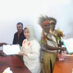 Dua tokoh Marind, diantaranya Paskalis Imadawa dan Dahroin Seko Gebze mendaftar diri menjadi calon anggota MRP – Surya Papua/Frans Kobun
