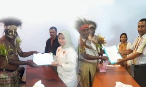 Dua tokoh Marind, diantaranya Paskalis Imadawa dan Dahroin Seko Gebze mendaftar diri menjadi calon anggota MRP – Surya Papua/Frans Kobun