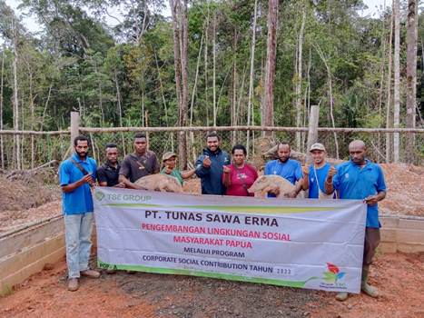 Penyerahan bantuan ternak oleh PT TSE A kepada warga di Kampung Naga – Surya Papua/IST