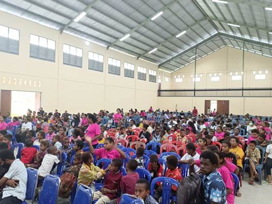 Paskah bersama ratusan anak Bevak Pintar yang berlangsung di MSC Center tadi pagi – Surya Papua/Frans Kobun