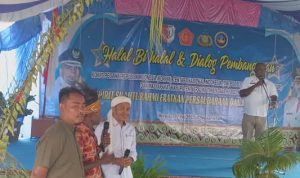 Perwakilan masyarakat dari Kampung Kamanggi, Andreas Dinggon sedang menyampaikan aspirasinya – Surya Papua/Frans Kobun