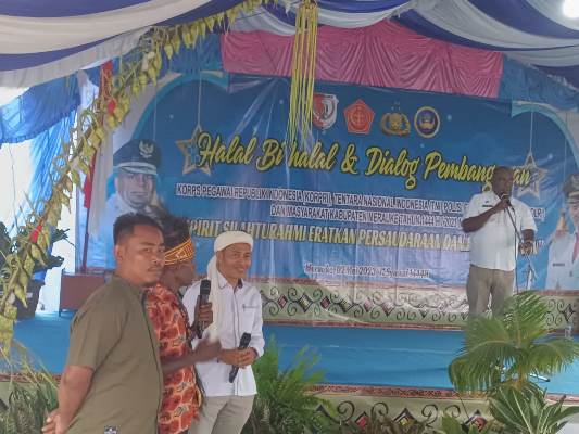 Perwakilan masyarakat dari Kampung Kamanggi, Andreas Dinggon sedang menyampaikan aspirasinya – Surya Papua/Frans Kobun