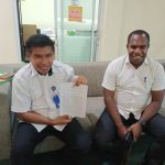 Kepala Badan Pengelola Keuangan dan Aset Daerah Kabupaten Merauke, Elias Mite didampingi Romanus Kahol (Sekretaris) sedang menunjuk surat dari KPK – Surya Papua/Frans Kobun