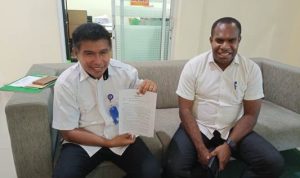 Kepala Badan Pengelola Keuangan dan Aset Daerah Kabupaten Merauke, Elias Mite didampingi Romanus Kahol (Sekretaris) sedang menunjuk surat dari KPK – Surya Papua/Frans Kobun
