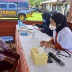Tim kesehatan dari Dokkes Polres Merauke sedang melakukan pelayanan kesehatan kepada warga di Distrik Sota – Surya Papua/IST