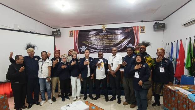 Foto bersama Bakal Caleg DPR Provinsi Papua Selatan di KPU – Surya Papua/Frans Kobun