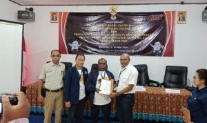 Foto bersama Ketua DPW Partai Nasdem Provinsi Papua Selatan, Romanus Mbaraka bersama Komisioner KPU dan Bawaslu – Surya Papua/Frans Kobun