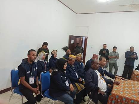 Ketua DPW Partai Nasdem Provinsi Papua Selatan, Romanus Mbaraka bersama pengurusnya saat di KPU – Surya Papua/Frans Kobun