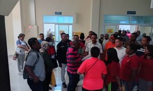 Bupati Merauke, Romanus Mbaraka usai melakukan pertemuan dengan para pejabat di setiap OPD – Surya Papua/Frans Kobun