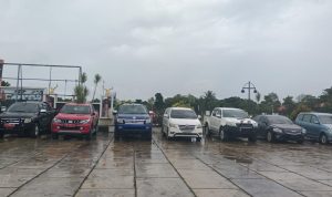 Delapan unit mobil dinas yang diparkir di halaman Kantor Bupati Merauke – Surya Papua/Frans Kobun