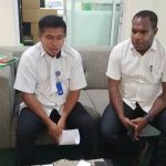 Kaban Keungan dan Asset Daerah Kabupaten Merauke, Elias Mite didampingi sekretaris, Romanus Kahol berikan keterangan pers – Surya Papua/Frans Kobun