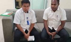 Kaban Keungan dan Asset Daerah Kabupaten Merauke, Elias Mite didampingi sekretaris, Romanus Kahol berikan keterangan pers – Surya Papua/Frans Kobun